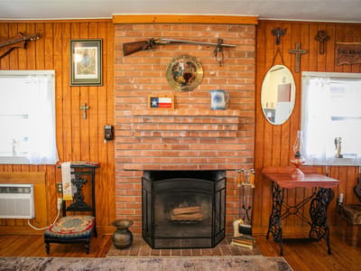 Photo 5 of 18 at 2603 McNelly LN - 3 bed 1 bath home