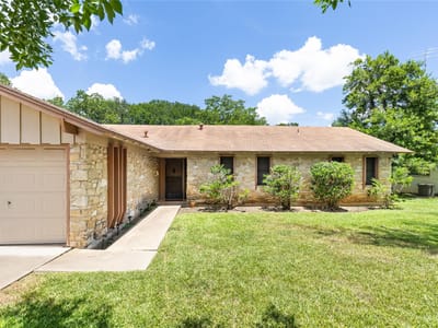 Living area at 2612 Choctaw TRL - 3 bed 2 bath home