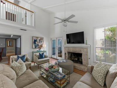 Living area at 2614 Jefferson ST Unit #B - 3 bed 2 bath home