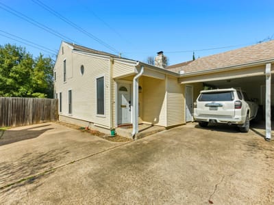 Living area at 2614 Jefferson ST Unit #B - 3 bed 2 bath home