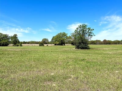 Living area at 2654 County Road 329 - A172, Lincoln, TX