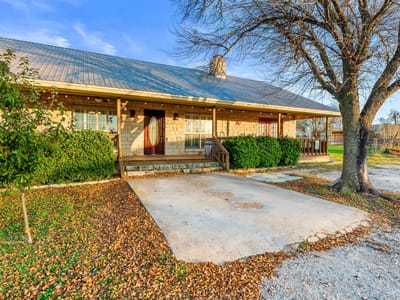Living area at 2700 Auction Barn Rd - 4 bed 2 bath home
