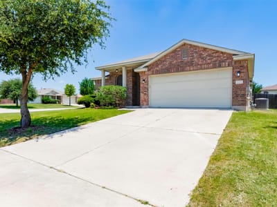 Living area at 2701 Hearthsong LOOP - 3 bed 2 bath home