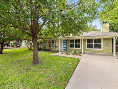 Photo 4 of 40 at 2706 Nottingham LN - 3 bed 2 bath home