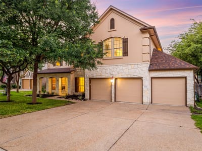 Living area at 2709 Deep River CIR - 5 bed 4 bath home