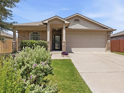 Living area at 2712 Hearthsong LOOP - 4 bed 2 bath home