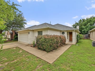 Living area at 2717 Granite Creek DR - 4 bed 2 bath home