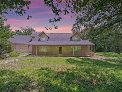 Living area at 272 Old Coach LN - 4 bed 3 bath home