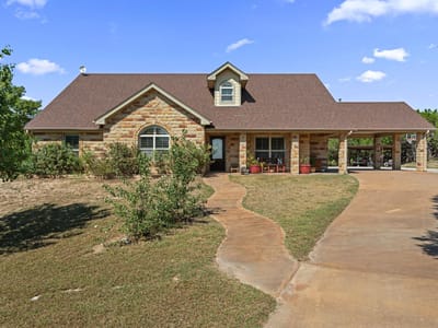 Living area at 2804 County Road 1045 - 5 bed 3 bath home