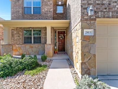 Living area at 2813 Granite Hill Cv - 5 bed 3 bath home