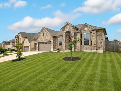 Living area at 2907 Cattleman GLN - 5 bed 3 bath home