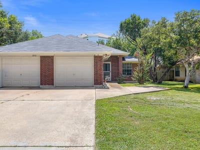 Living area at 2910 Whisper Oaks LN - Reata East, Georgetown, TX