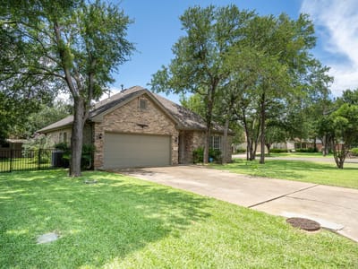 Living area at 2912 Brandy LN - 3 bed 2 bath home