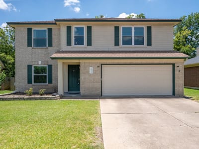 Living area at 2913 Wavecrest BLVD - 3 bed 2 bath home