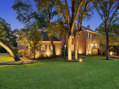 Living area at 2922 Thousand Oaks DR - 4 bed 3 bath home