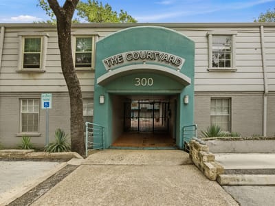 Living area at 300 Crockett ST Unit #315 - 1 bed 1 bath home