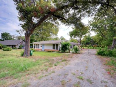 Living area at 300 Pecan DR - 3 bed 2 bath home
