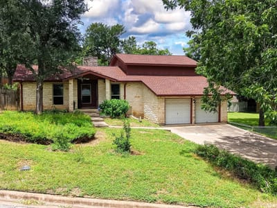 Primary bedroom at 300 Pecan LN - 3 bed 2 bath home