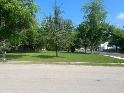 Living area at 300 Turney St - Byrne, Smithville, TX