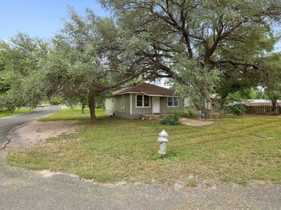 Living area at 3007 Michoacan DR - 2 bed 1 bath home
