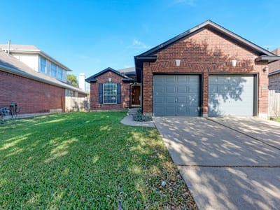 Living area at 3009 Pioneer WAY - 3 bed 2 bath home