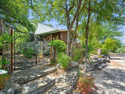 Photo 2 of 40 at 301 Yonder DR - 1 bed 2 bath home