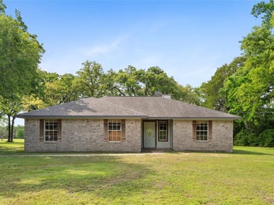 Living area at 3011 County Road 314 - 3 bed 2 bath home
