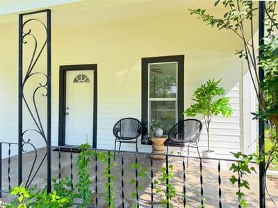 Primary bedroom at 302 E Brenham ST - 3 bed 2 bath home