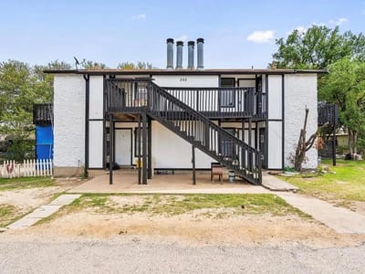 Living area at 302 Hedgewood Dr - Briarwood Sec 02, Georgetown, TX