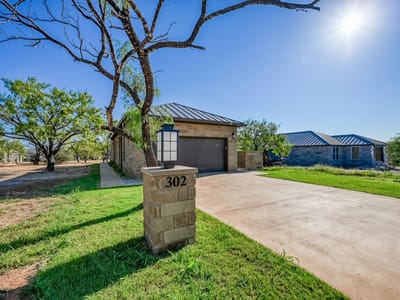 Living area at 302 Parallel CIR - 2 bed 2 bath home