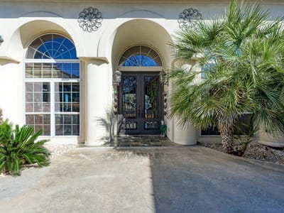 Living area at 303 Left Ln - 4 bed 3 bath home