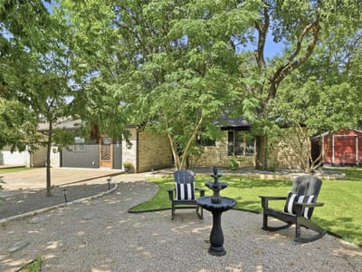 Living area at 303 Pin Oak DR - 3 bed 2 bath home