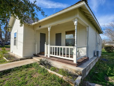 Living area at 305 W Tarrant ST - 2 bed 1 bath home