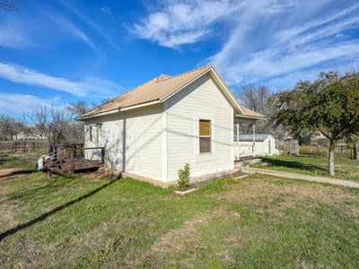 Primary bedroom at 305 W Tarrant ST - 2 bed 1 bath home