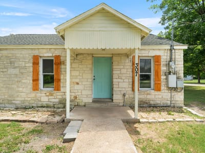 Property photo 3 at 307 Crockett ST - 4 bed 2 bath home