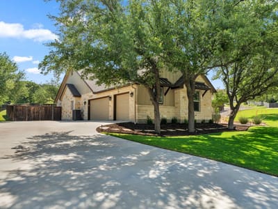 Living area at 307 Shady Grove PKWY - 4 bed 2 bath home