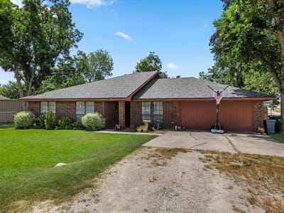 Living area at 309 W Moerbe DR - 3 bed 2 bath home