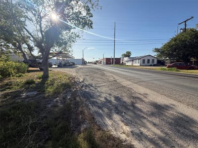 Property photo 4 at 311 E Clark ST - Bartletts Add, Bartlett, TX