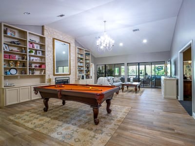 Living area at 313 Meadowlakes Dr - 3 bed 5 bath home