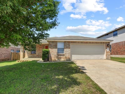 Living area at 315 Northern Trl - 3 bed 2 bath home