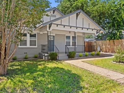 Living area at 3203 E 18th ST - 3 bed 2 bath home