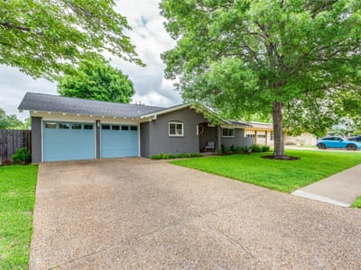 Living area at 3204 Benbrook Dr - 4 bed 2 bath home