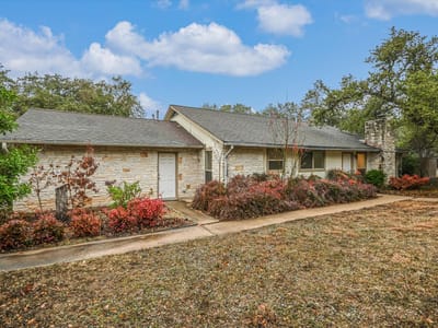 Living area at 3207 Eanes Cir - Beecave Woods Sec 02, Austin, TX