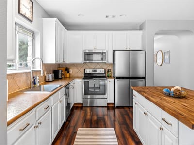 Property photo 5 at 321 Angel Oak ST - 6 bed 2 bath home