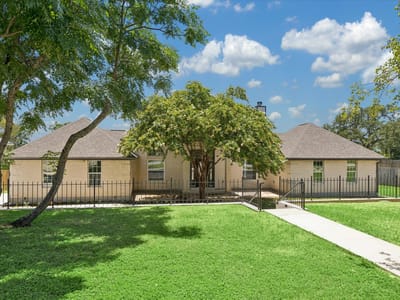 Living area at 321 Quarry Springs DR - 3 bed 2 bath home