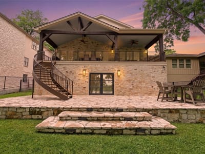 Living area at 327 Meadowlakes DR - 5 bed 4 bath home
