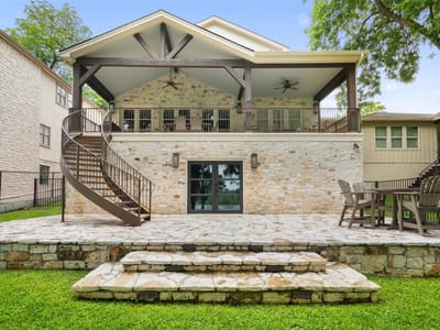 Living area at 327 Meadowlakes DR - 5 bed 4 bath home
