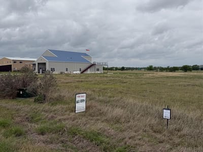 Property photo 2 at 330 Airfield RD - Fentress Airpark Community, Fentress, TX