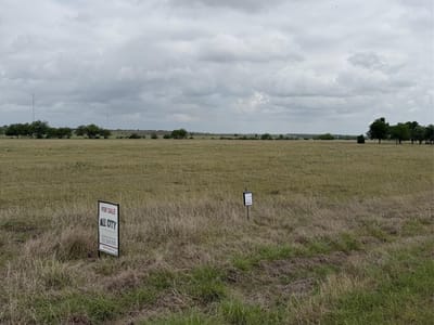 Property photo 3 at 330 Airfield RD - Fentress Airpark Community, Fentress, TX