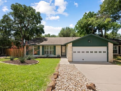 Living area at 3303 Sanderling TRL - 3 bed 2 bath home